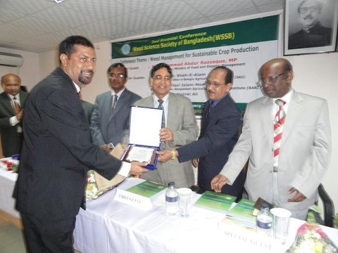 Dr. Shaikh Tanveer Hossain taking award